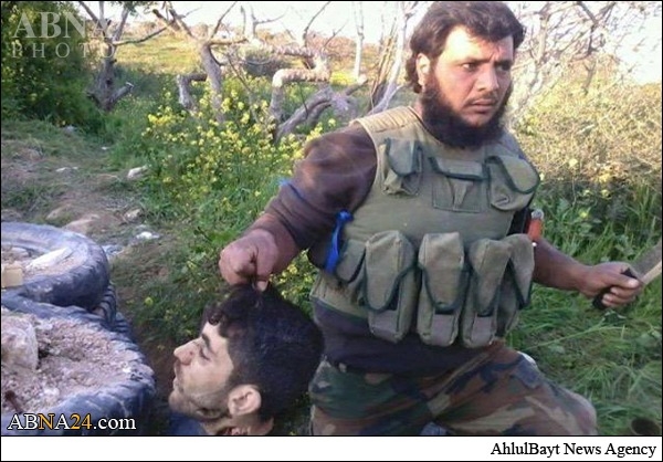 07ac2e99b6d20736009edfee7aeff294 - تروریست آدم خوار با سر بریده در ادلب حاضر شد