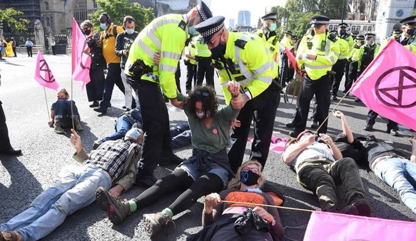 11fb9301f0912c15243627aebda0101f - دور جدید تظاهرات فلج کننده در لندن/ پلیس انگلیس ۹۰ فعال محیط زیست را دستگیر کرد