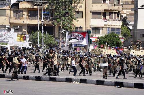 183489 111 mziwmty1mt - یورش ارتش مصر به انقلابیون و برچیدن چادرها (+تصاویر)