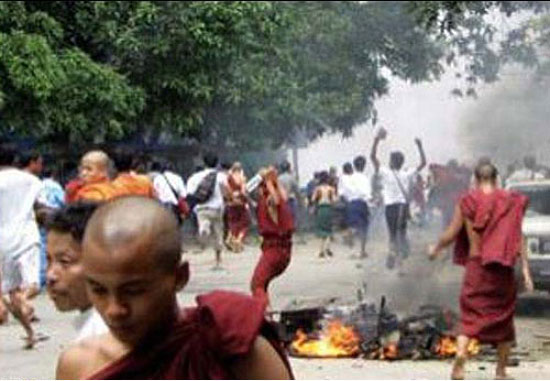 232009 109 mza3zdc0m2 - مسلمانانی که در میانمار کباب می‌شوند! (+عکس)