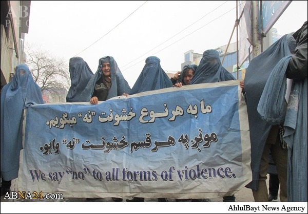 296b2c5cea38b5ff2f45cb6a10198bf9 - تظاهرات مردان برقع پوش در کابل!