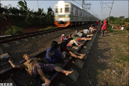 9074 949 mzezmju1mz - اعتقاد مردم اندونزی به شفا گرفتن از ریل های قطار! + عکس
