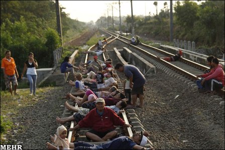 9075 835 nznjodnlyt - اعتقاد مردم اندونزی به شفا گرفتن از ریل های قطار! + عکس