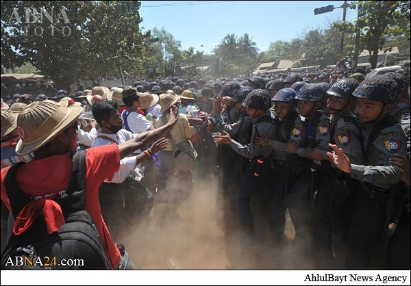 a7f3273c296d093ac47125a7f79ac03c - پلیس ضدشورش میانمار حرکت دانشجویان را سرکوب کرد