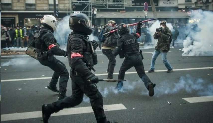 d5421a34e5092b92f5c2d290a42aab14 - درگیری پلیس فرانسه با معترضان به محدودیت‌های کرونا