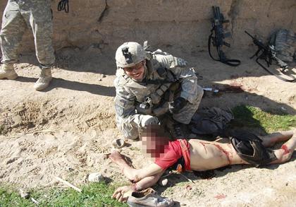 nf00160635 1 ndc4nzhkyt - عکس یادگاری سربازان آمریکایی با اجساد