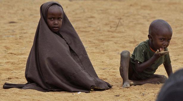 nf00179083 1 mwy5mznmod - عکس/کودک سومالیایی در حال خوردن خاک